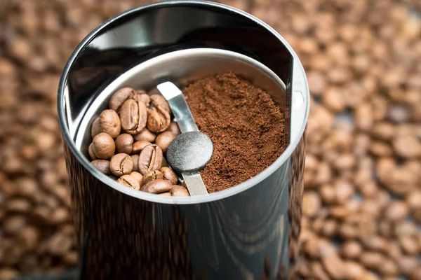 Kahve öğütücü ile kahve çekirdekleri izole. Bir kahve değirmeni yarısı kepekli tahıllar kahve ve diğer yarım - zemin kahve bulunmaktadır