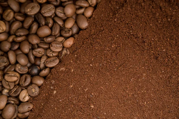 Kahve çekirdekleri doku. Bir yarısı kepekli tahıllar kahve ve diğer yarım - zemin bulunmaktadır. Kahve arka plan