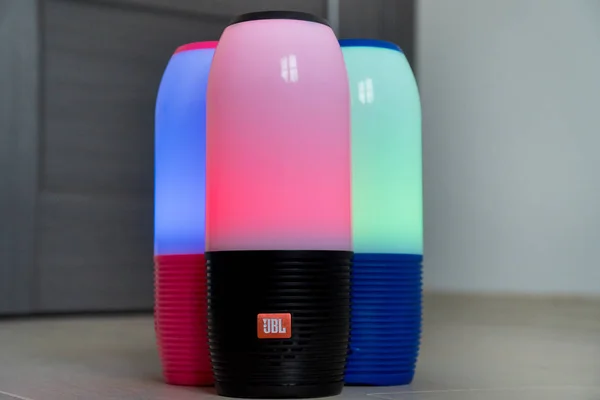 Dubai, Birleşik Arap Emirlikleri - 14 Mart 2019: Otel odasında üç Jbl bluetooth sözcü kapatın