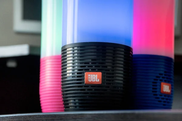 Dubai, Birleşik Arap Emirlikleri - 14 Mart 2019: Otel odasında üç Jbl bluetooth sözcü kapatın