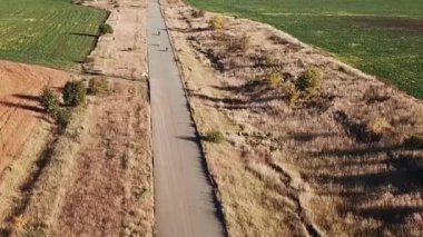 Ağaç motosikletçiler karayolu üzerinde gider. Tarafından bir motosiklet sürüş. Üstten Görünüm