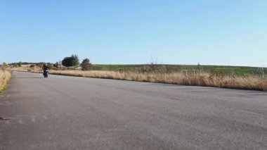 Motosikletçi karayolu üzerinde gider. Tarafından bir motosiklet üzerinde sürüş