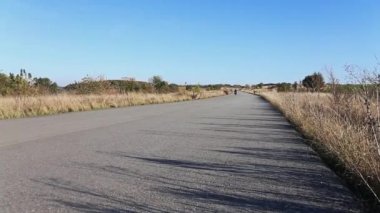 Motosikletçi karayolu üzerinde gider. Tarafından bir motosiklet üzerinde sürüş