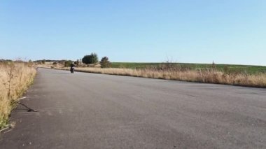 Motosikletçi karayolu üzerinde gider. Tarafından bir motosiklet üzerinde sürüş