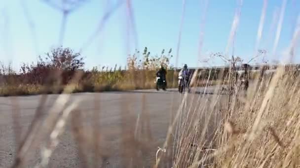 Árbol motociclistas va en la carretera. Conduciendo en una motocicleta — Vídeos de Stock