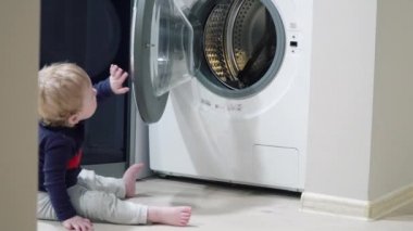 Bebek çocuk bir yaşındaki çocuk çamaşır makinesi ev arıyorum. Ev aletleri sorunları