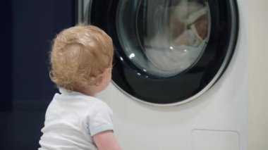 Bebek çocuk bir yaşındaki çocuk çamaşır makinesi ev arıyorum. Ev aletleri sorunları