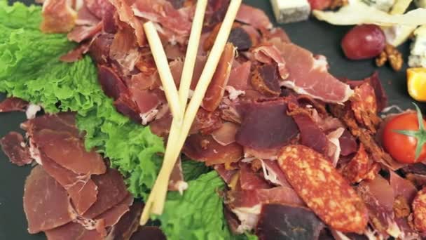 Charcuterie, décorée avec une assiette. Contexte alimentaire — Video