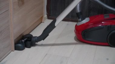 Bir kadın otel odasında zemin vakumlama