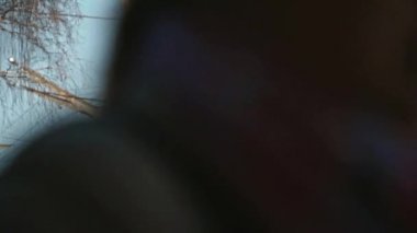 Yeşil sinyal otomobilleri kırmızı değişen kentsel şehir trafik ışığı yakın