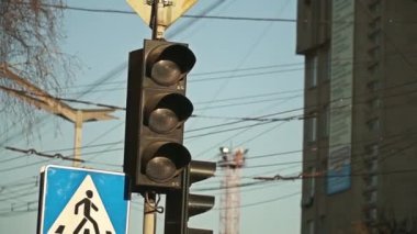 Araba için trafik ışığı yeşil başlar, hemen sarı ve uzun kırmızı döner. Trafik ışığı renkleri değiştirir