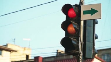 Kırmızı bir trafik ışığı yeşile dönüyor. Yeşil sinyal otomobilleri kırmızı değişen kentsel şehir trafik ışığı yakın