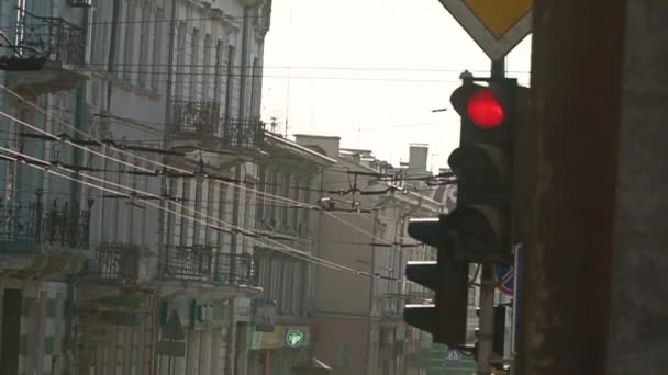 Ett rött trafikljus lyser grönt. Trafikljus ändrar färger — Stockvideo