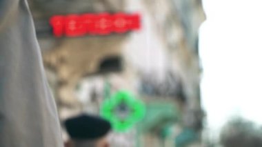 Defocused ıluminated yeşil Ilaç haç