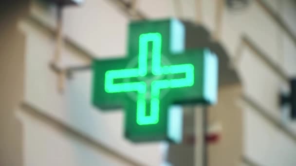 Defocused verlicht groen farmaceutisch Kruis — Stockvideo