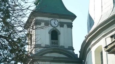 Üzerinde bir saat ile eski katedral