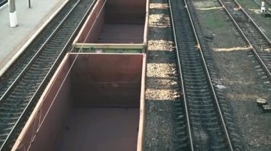 Ulaşım ve lojistik arka plan. Tren yük taşıma platformunda boş yük vagonları