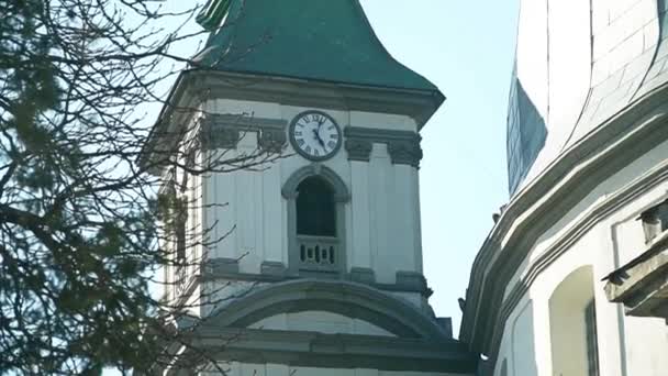 Antigua catedral con un reloj en ella — Vídeos de Stock