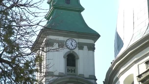 Antigua catedral con un reloj en ella — Vídeos de Stock