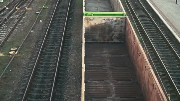 Ulaşım ve lojistik arka plan. Tren yük taşıma platformunda boş yük vagonları — Stok video