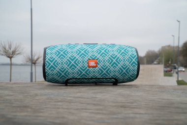 Cenevre, İsviçre - 4 Nisan 2019: Jbl bluetooth hoparlör paten rampasında göl kenarında