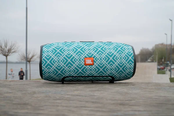 Cenevre, İsviçre - 4 Nisan 2019: Jbl bluetooth hoparlör paten rampasında göl kenarında