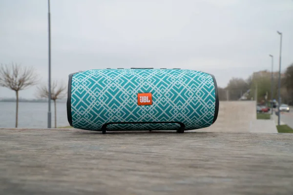 Cenevre, İsviçre - 4 Nisan 2019: Jbl bluetooth hoparlör paten rampasında göl kenarında