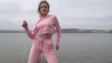 Göl kenarında şehirde pembe kentsel sokak dans serbest stil mutlu genç kadın dansçı kafkas kız