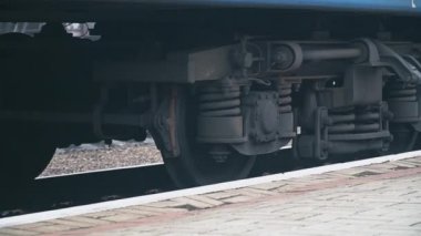 Tren İstasyon Platformu'na Geliyor. Ulaşım ve lojistik arka plan. Tekerleklerin yakın çekim