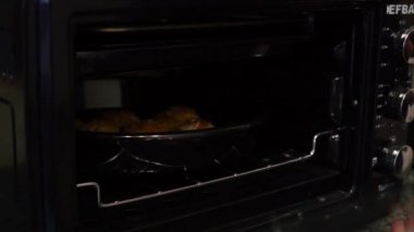 Fırından kek alan bir kadın.