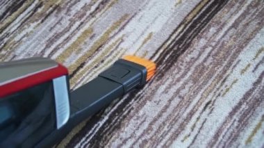 Elektrikli süpürge kanepe yakın çekim temizlik kadınla