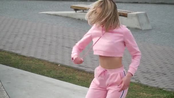 Lycklig ung kvinnlig dansare kaukasiska flicka Urban Street Dancing Freestyle i staden vid sjön — Stockvideo