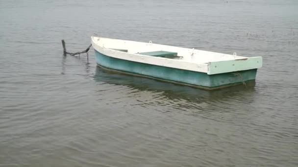 Barco de remos en un lago Baikal. Movimiento lento — Vídeo de stock