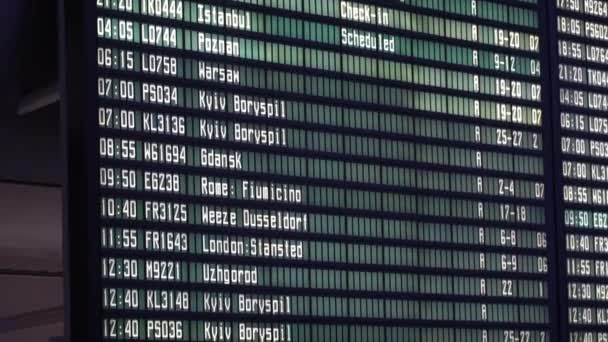 Vertrekbord op de luchthaven. Vluchtinformatie elektronisch tijdschema — Stockvideo