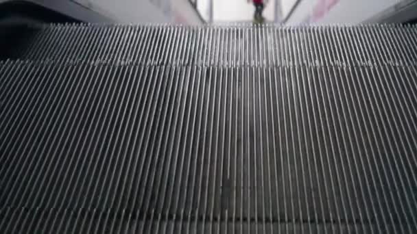 Escalator à l'aéroport monte. Petit garçon en arrière-plan — Video