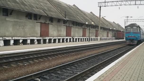 TERNOPIL, UCRANIA - 12.03.2019: Tren que llega a la estación Plataforma. Transportes y antecedentes logísticos — Vídeo de stock