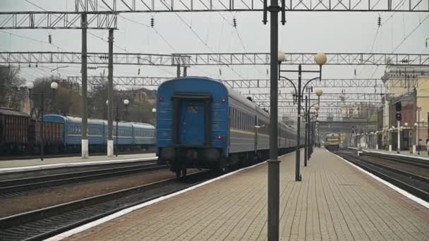 Ternopil, Ουκρανία-12.03.2019: το τρένο φεύγει στην πλατφόρμα σταθμού. Μεταφορές και υλικοτεχνική βάση — Αρχείο Βίντεο