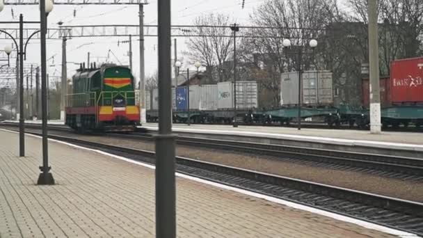 Ternopil, Oekraïne-12.03.2019: locomotief aangekomen in station platform. Transport en logistieke achtergrond — Stockvideo