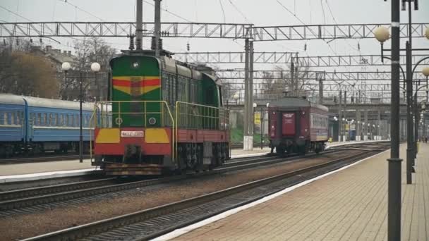 テルノーピル、ウクライナ - 12.03.2019:駅のプラットホームに到着する機関車。輸送・物流の背景 — ストック動画