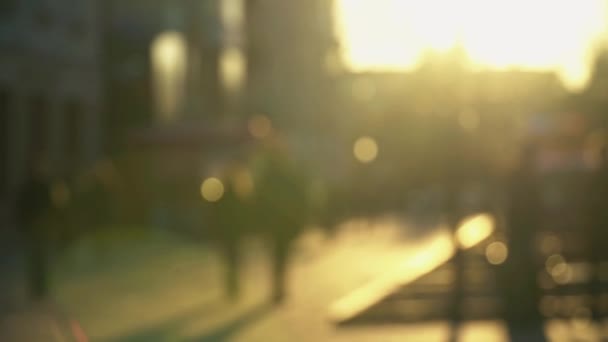 Une foule déconcentrée marche dans la rue. fond flou de la ville — Video