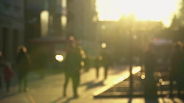 Defocused crowd of people is walking down the street. City blur background — Stock Video