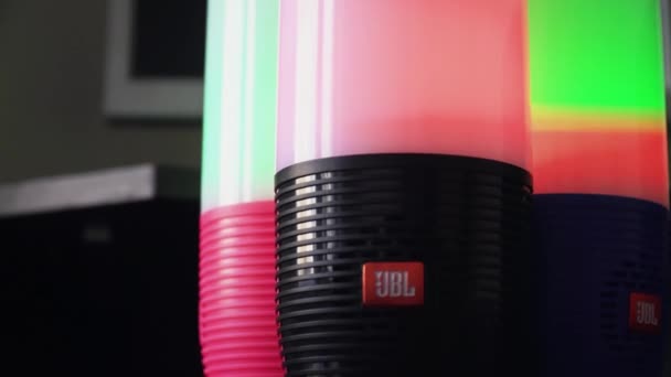 Dubai, uae - 14. März 2019: drei jbl-Bluetooth-Lautsprecher hautnah im Hotelzimmer — Stockvideo