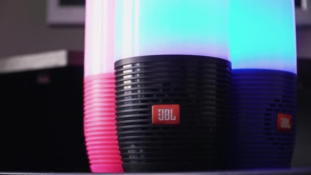 Дубаї, ОАЕ - 14 березня 2019: Три Jbl bluetooth ораторів закладають в готельному номері — стокове відео