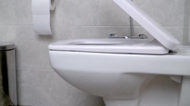 Sorunsuz kapanır tuvalet. Klozet kapağı yavaşça aşağı hareket