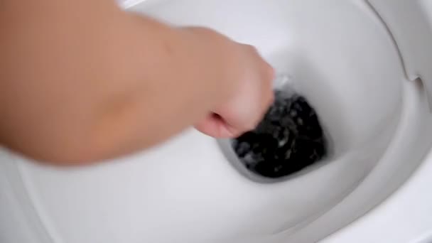 Чистка унитаза щеткой для унитаза. Женщина вручную чистит туалет туалетной щеткой. Закрыть воду в унитазе — стоковое видео