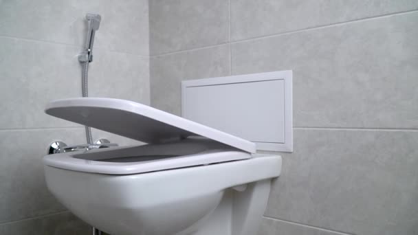 The toilet bowl lid slowly moving down. Lowering a toilet bowl lid — Stock Video