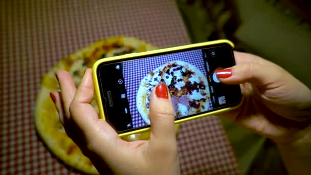 Concetto di persone e cibo. Giovane donna in un ristorante fare foto di cibo con fotocamera del telefono cellulare — Video Stock