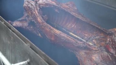 Domuz eti açık ateşte ızgara. Odun ızgarasında domuz pişiriyorum. Tüm domuz yavaş hareket