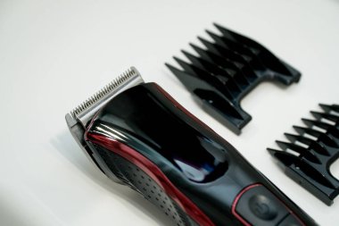 Banyoda siyah makas. Saç bakımı