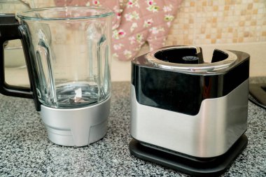 Mutfakta dokunmatik ekranlı blender. Elektrikli Mutfak ve Ev Aletleri